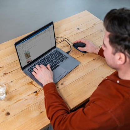 Souris ergonomique avec jeune homme