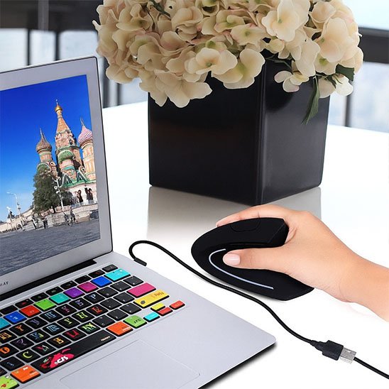 Souris ergonomique branchée a un ordinateur